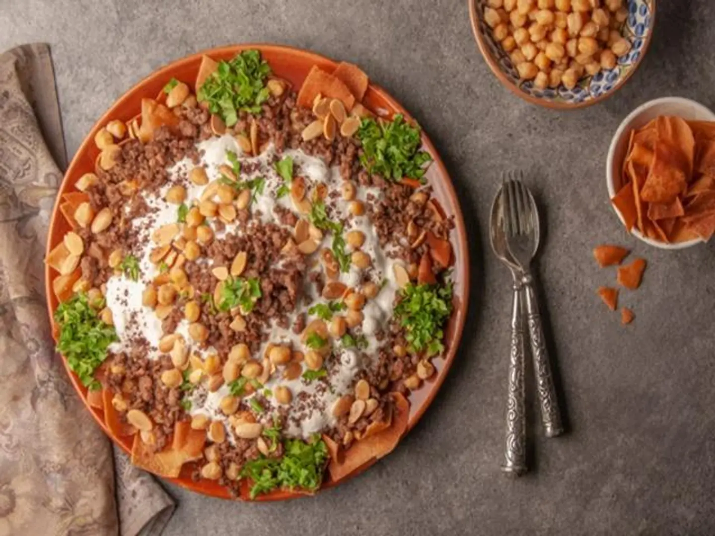 Hummus Fattah With Meat And Almonds