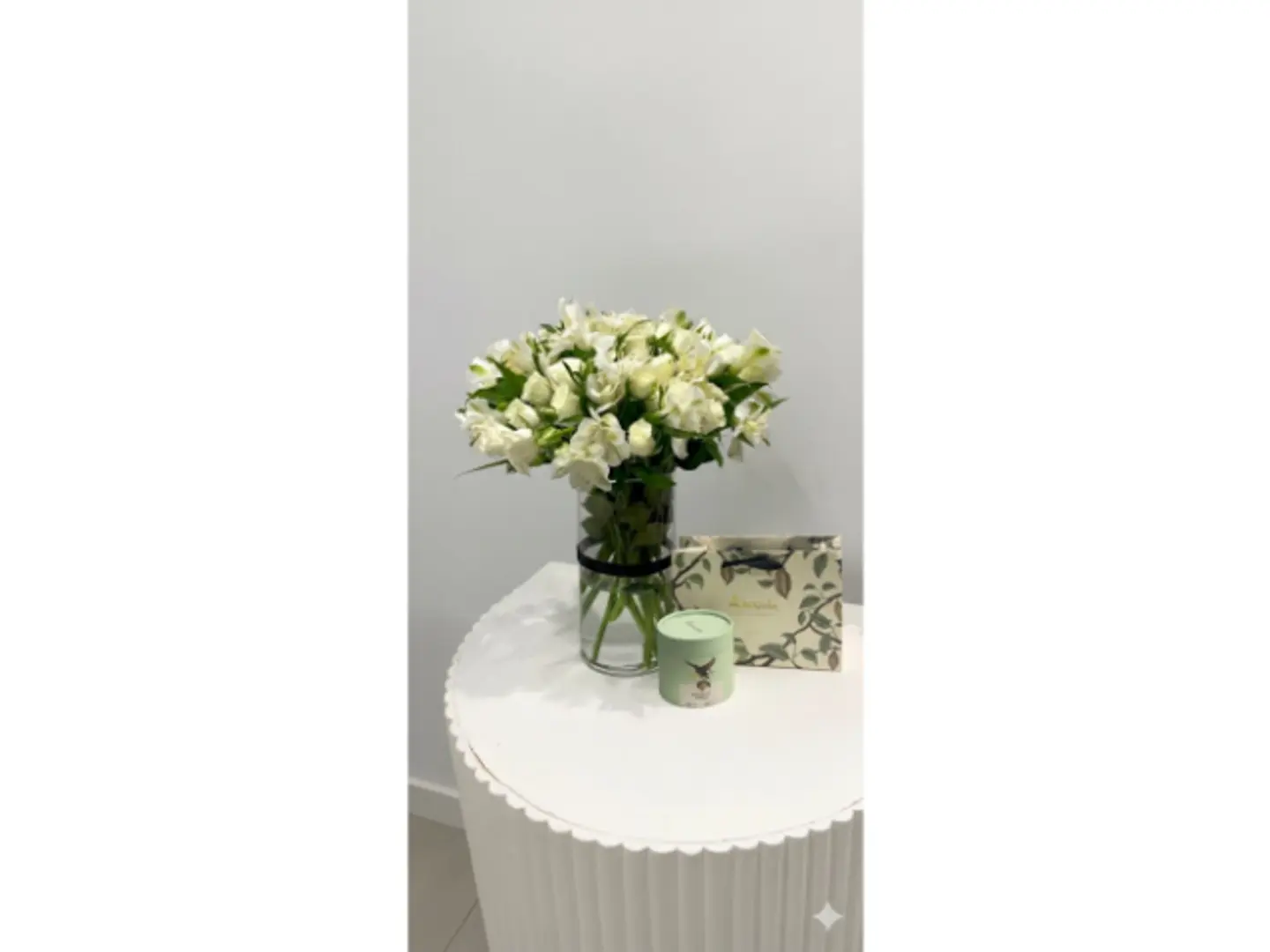 شوكليت انوش مع فازة ورد طبيعي