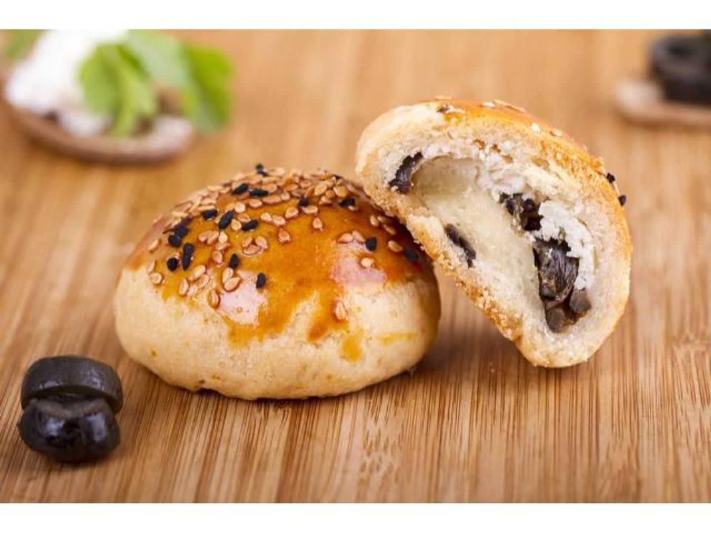 جبن بالزيتون
