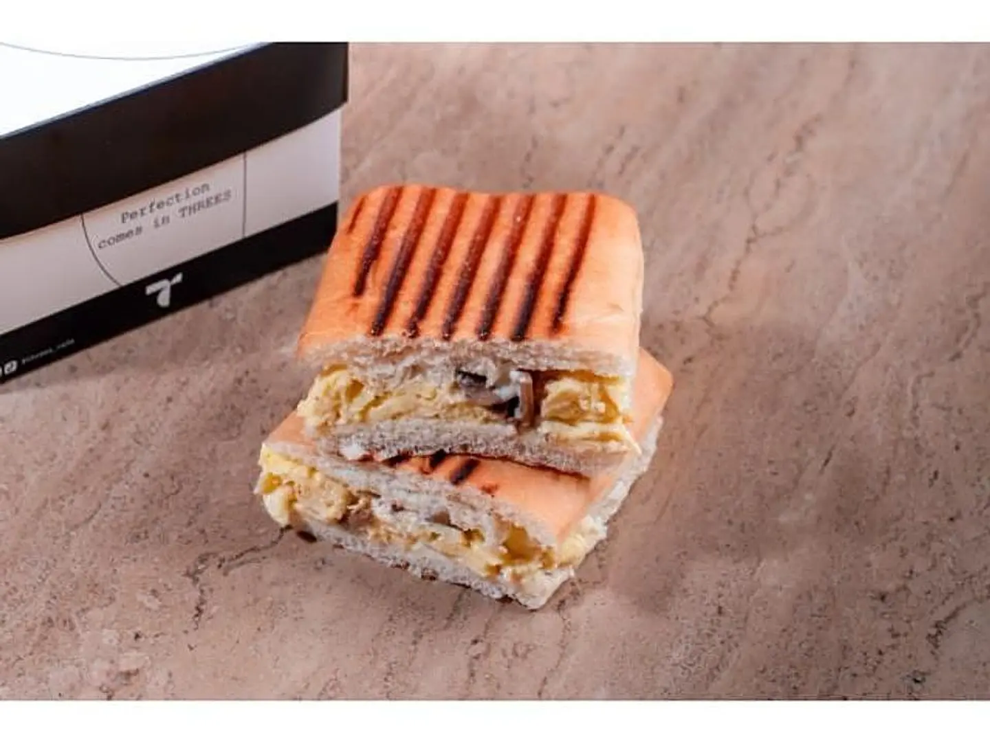 ساندوتش بيض ترفل