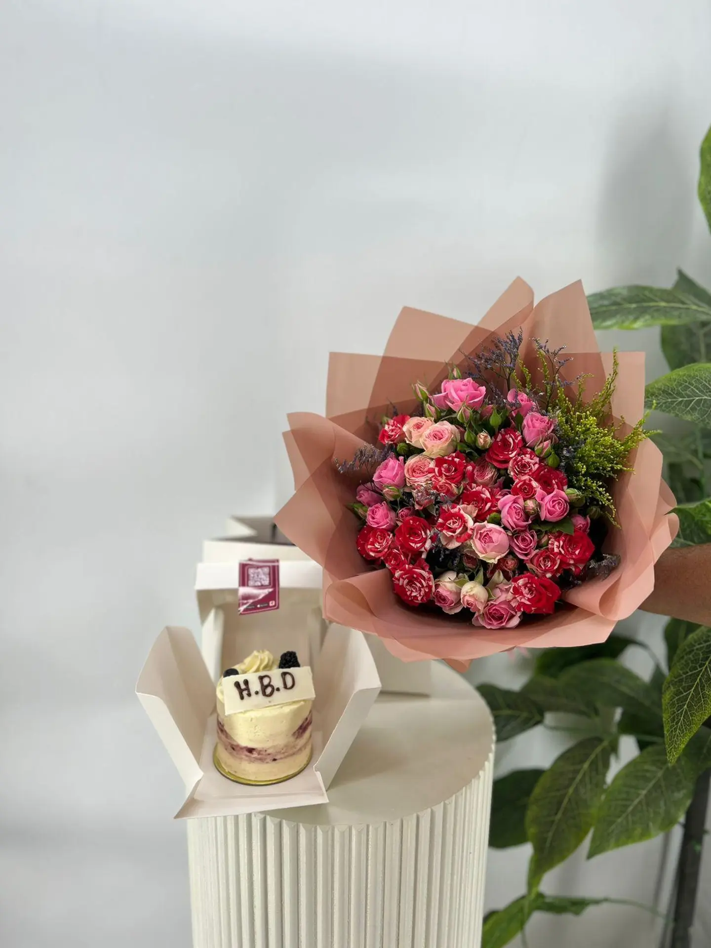 The Perfect Rose Bouquet With Cake