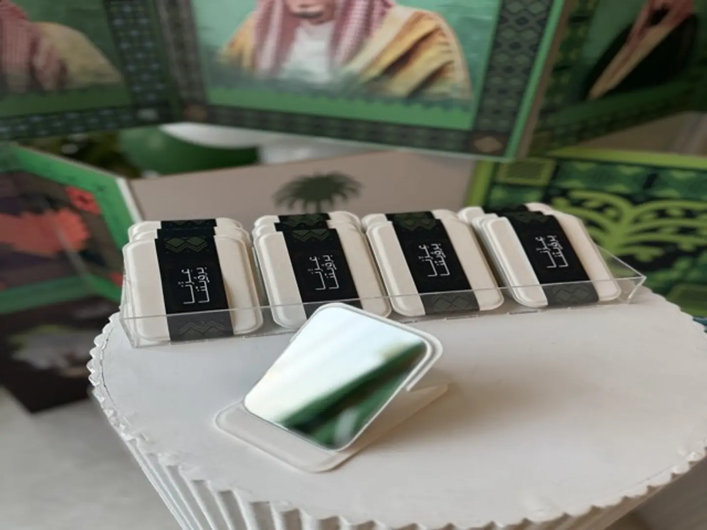 مرآة صغيرة "عزنا برؤيتنا"
