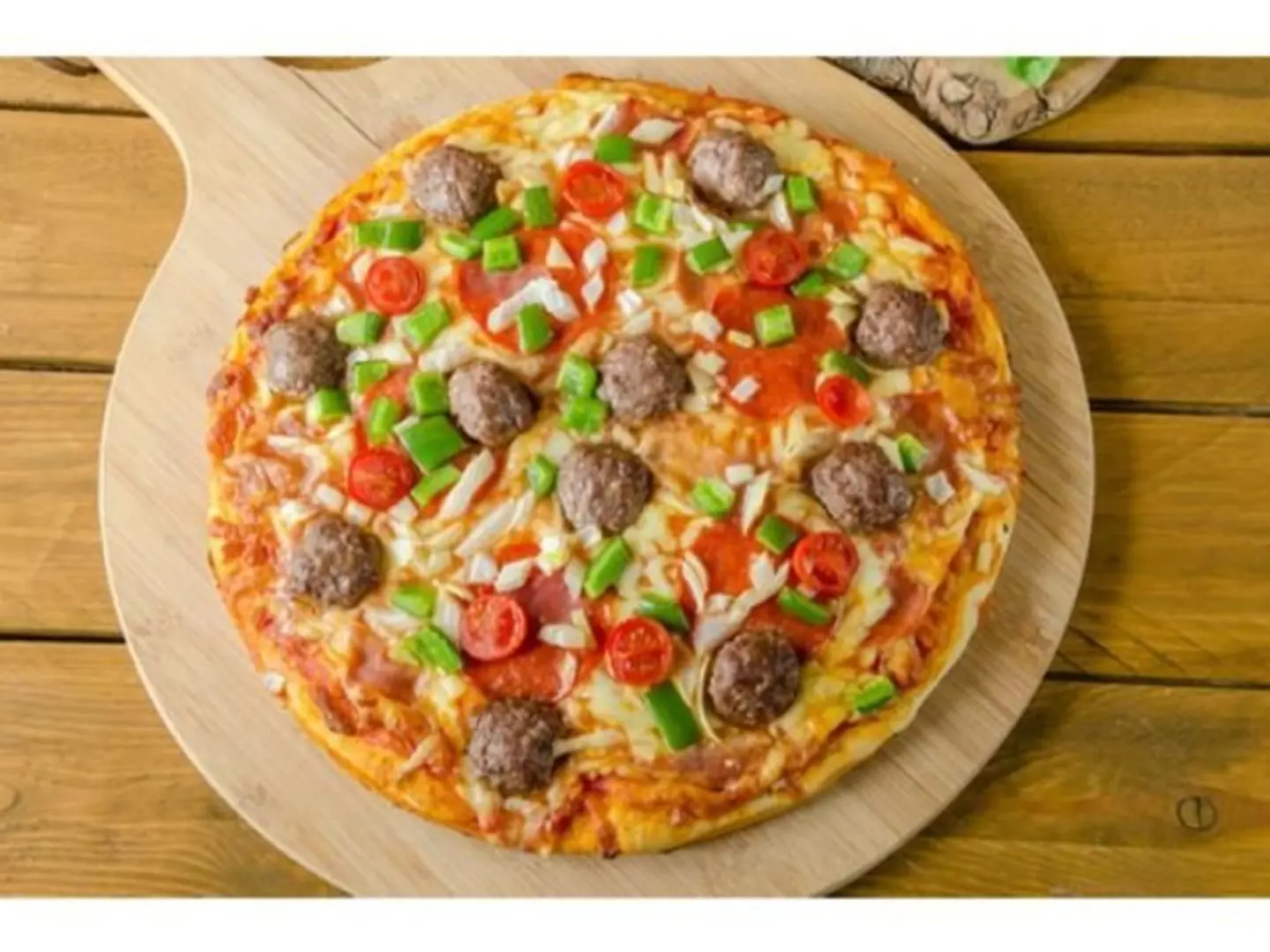 بيتزا فاهيتا دجاج مع قطع لحم