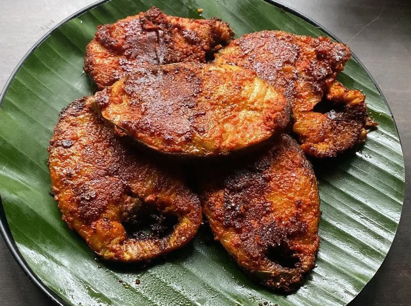 سمك ملكي مقلي على الطاوة