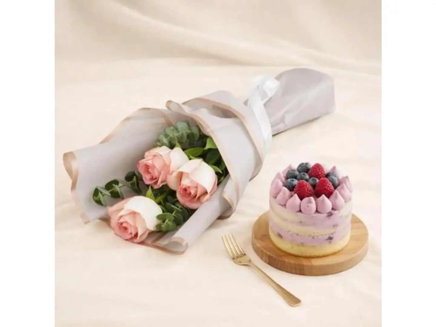 Roses And Cake – A Bouquet Of Pink Roses With A Luxurious Mini Cake