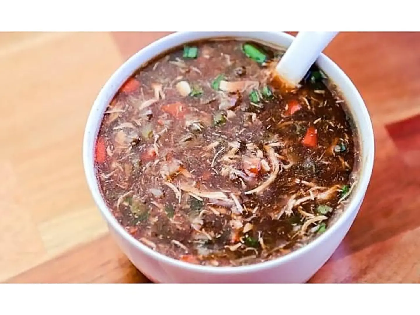 شوربة حارة وحامضة بالدجاج