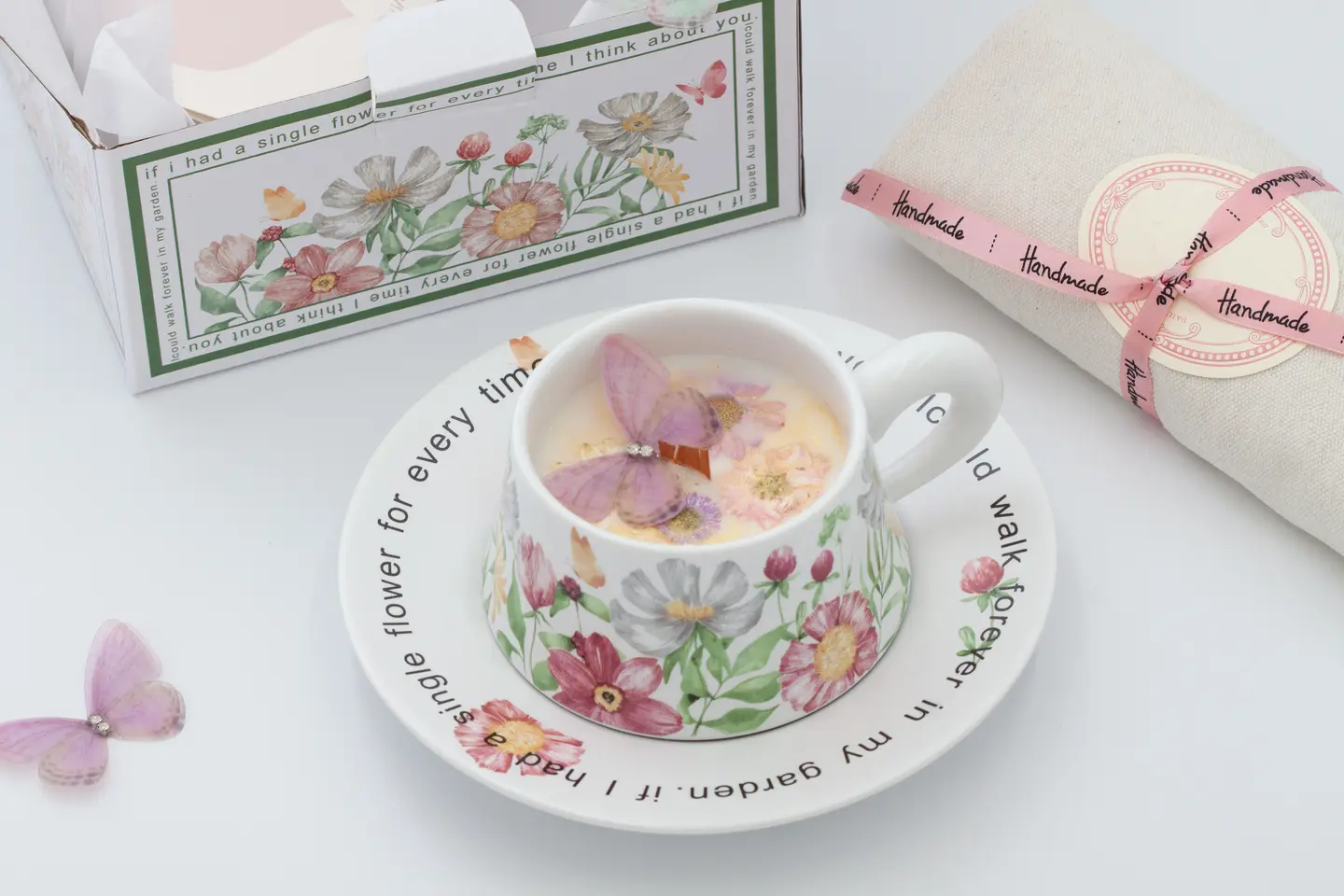 كوب الشمعة والزهور