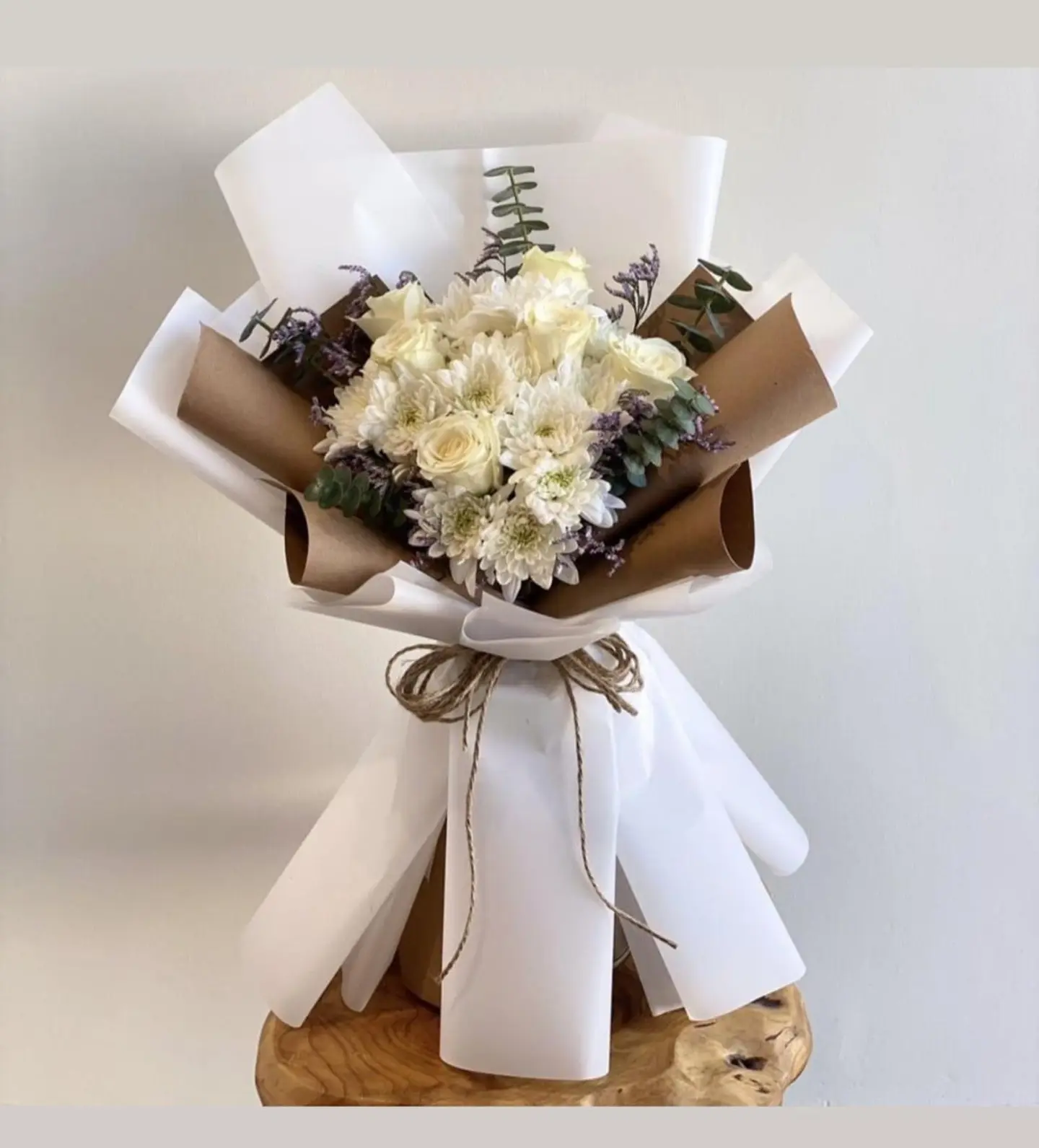 بوكيه جوري وزهور بيضاء