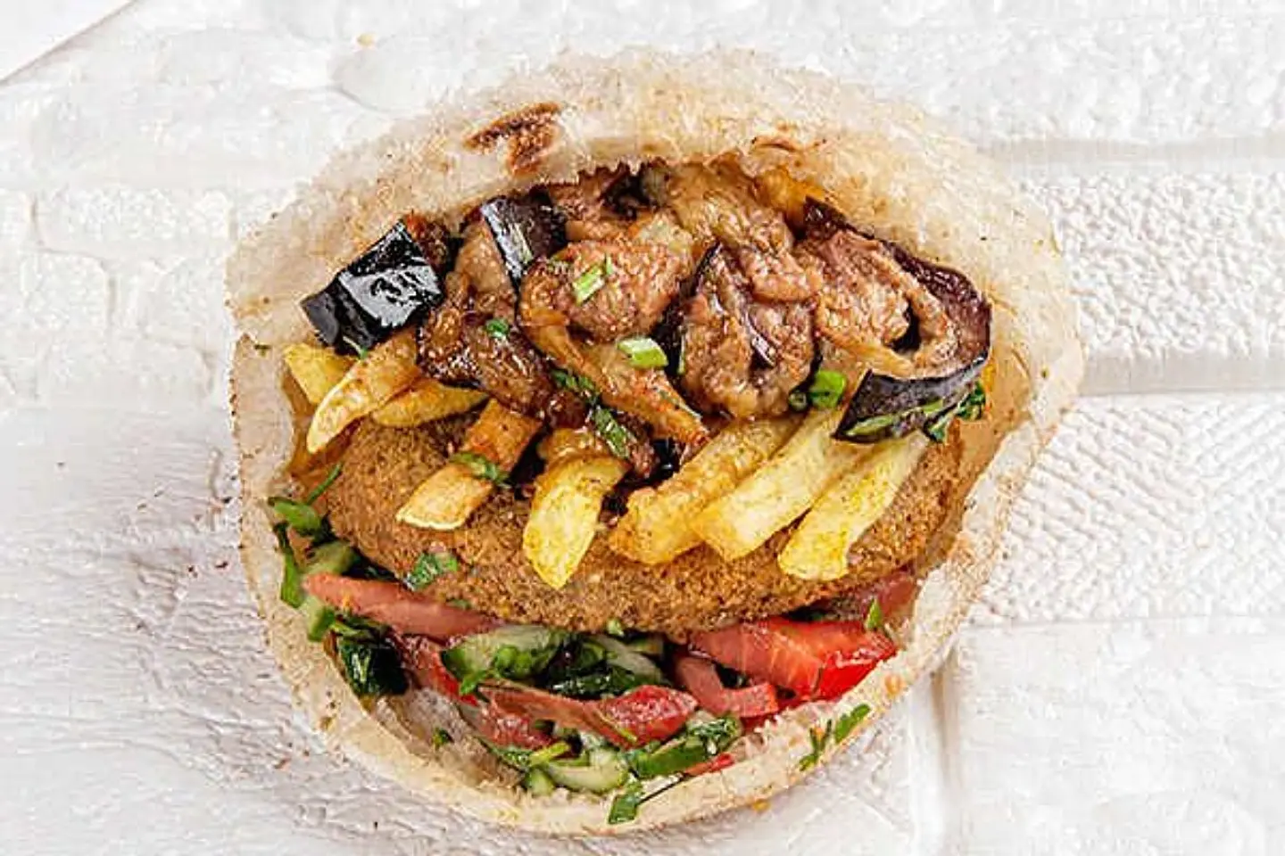 ساندوتش فلافل مشكل مع البيض المسلوق