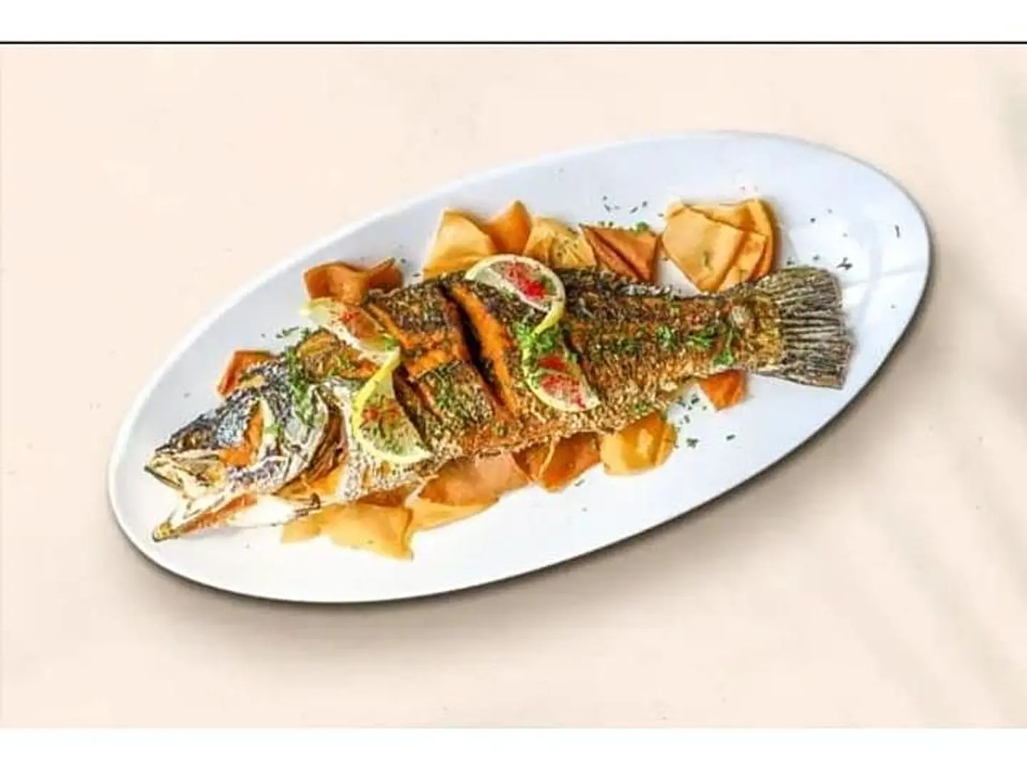 وجبة سمك مشوي وجمبري مقلي