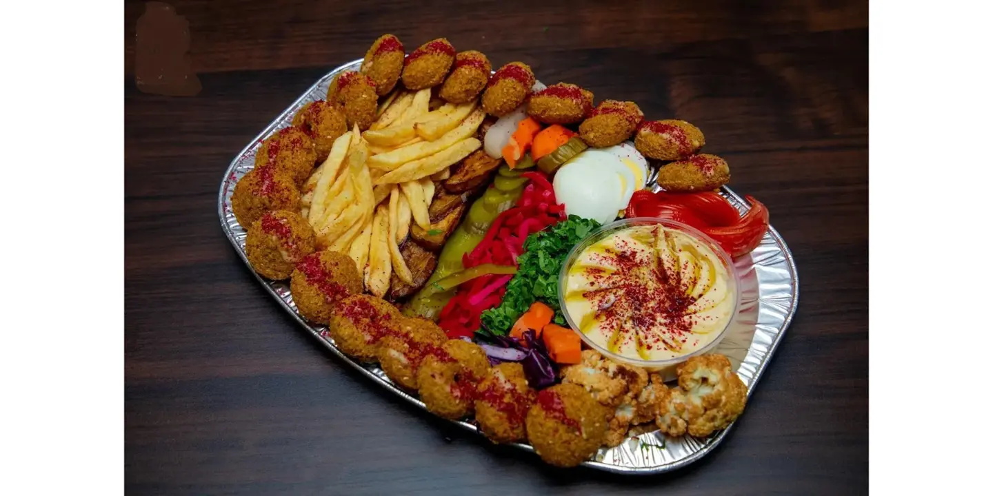 صحن فلافل و لبنة و حلاوة