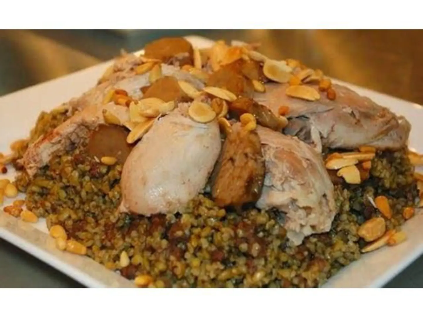 رز على فريكة بدجاج بالمكسرات