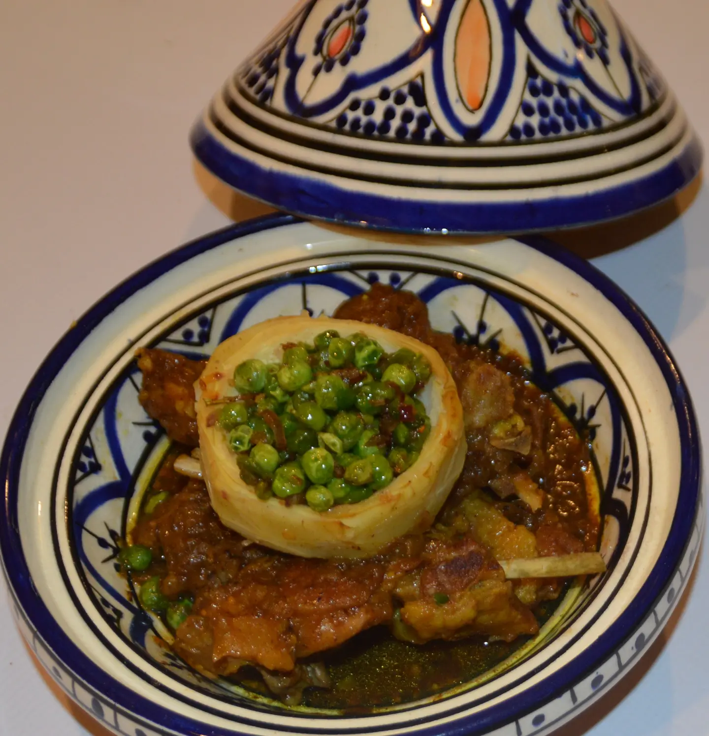 طاجن باللحم والزيتون والبطاطس والليمون المخلل