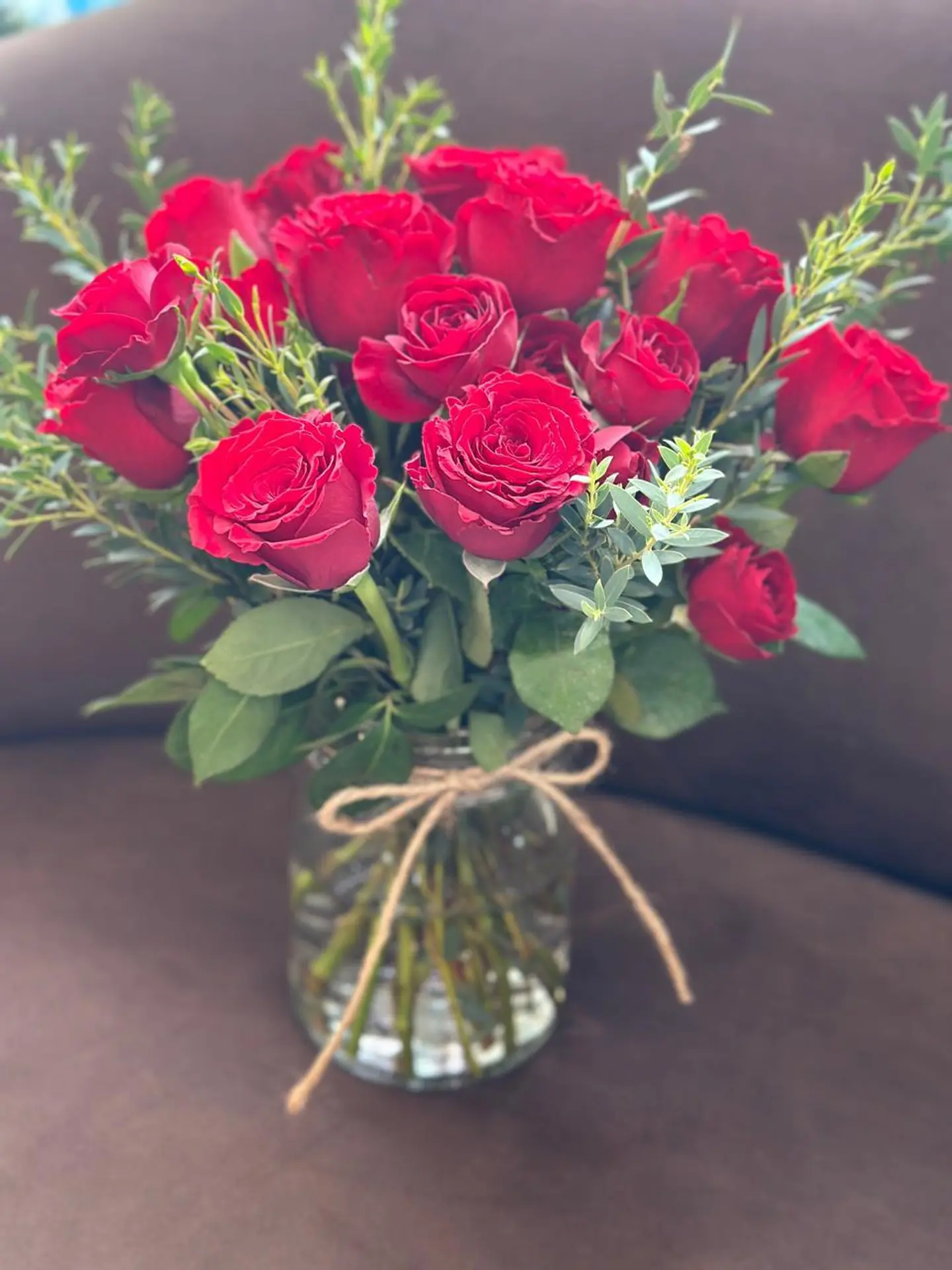 12 Deep Purple Roses With Cluptos