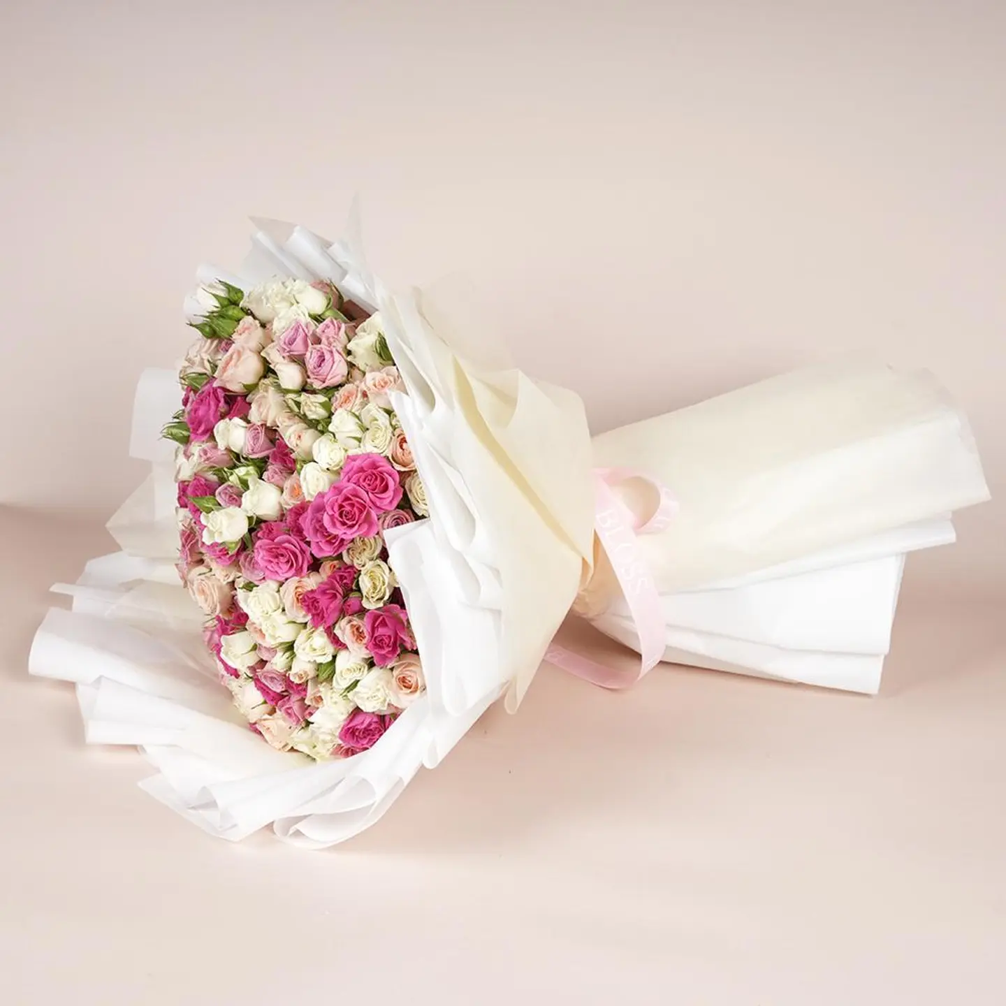 بوكية حبيت دنيتي فيك ولقيت في قربك اجمل عمر