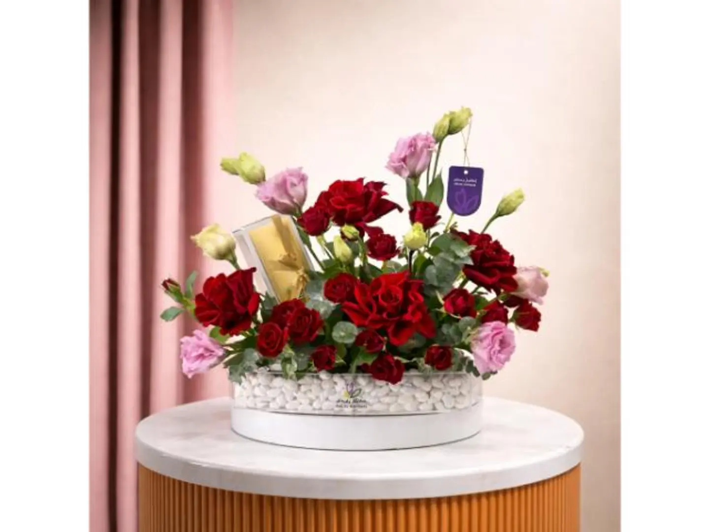 تنسيق فازة مع شوكولاتة فاخرة