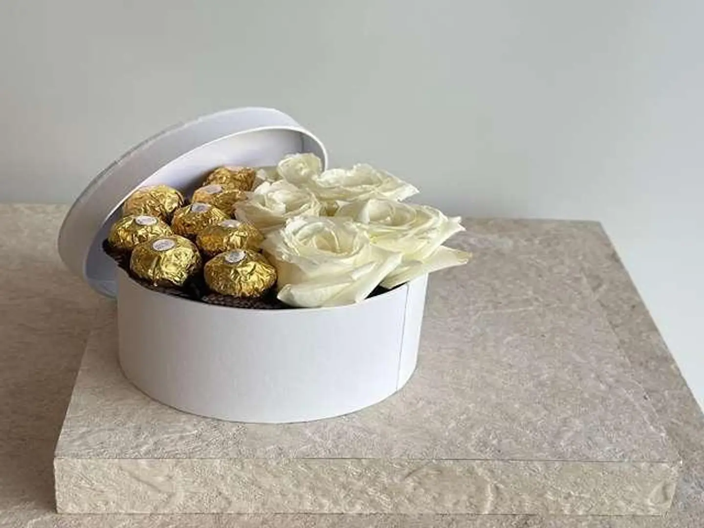 لحظات الفخامة البيضاء روعة الشوكولاتة والزهور