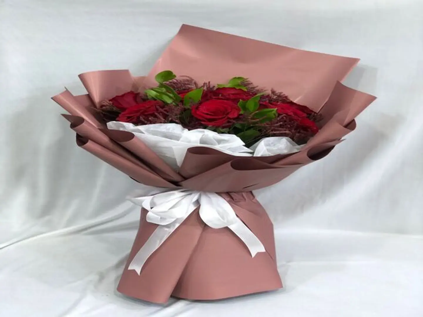 اثنا عشر وردة حمراء مع الملحقات