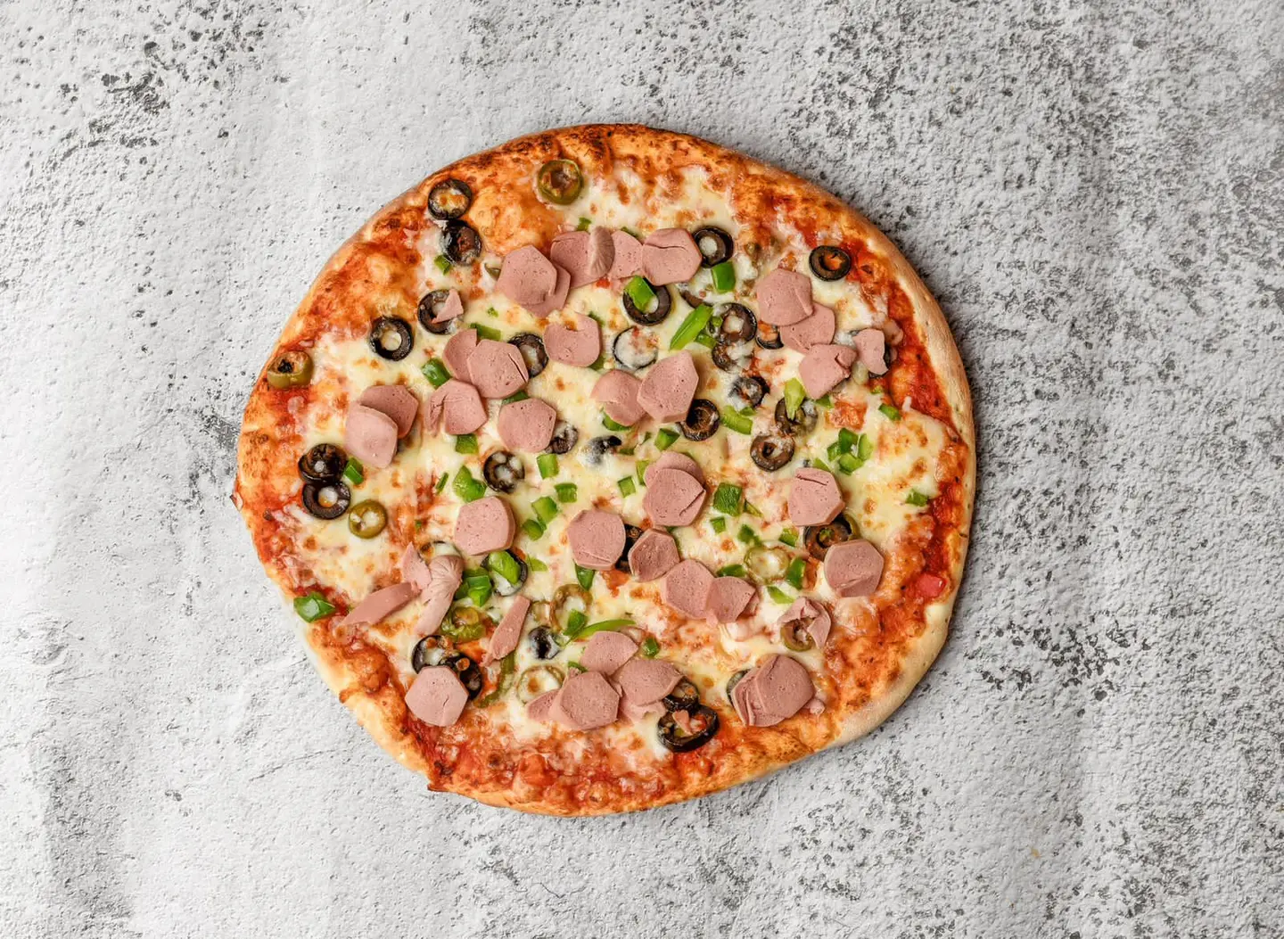 ‏بيتزا مع سجق