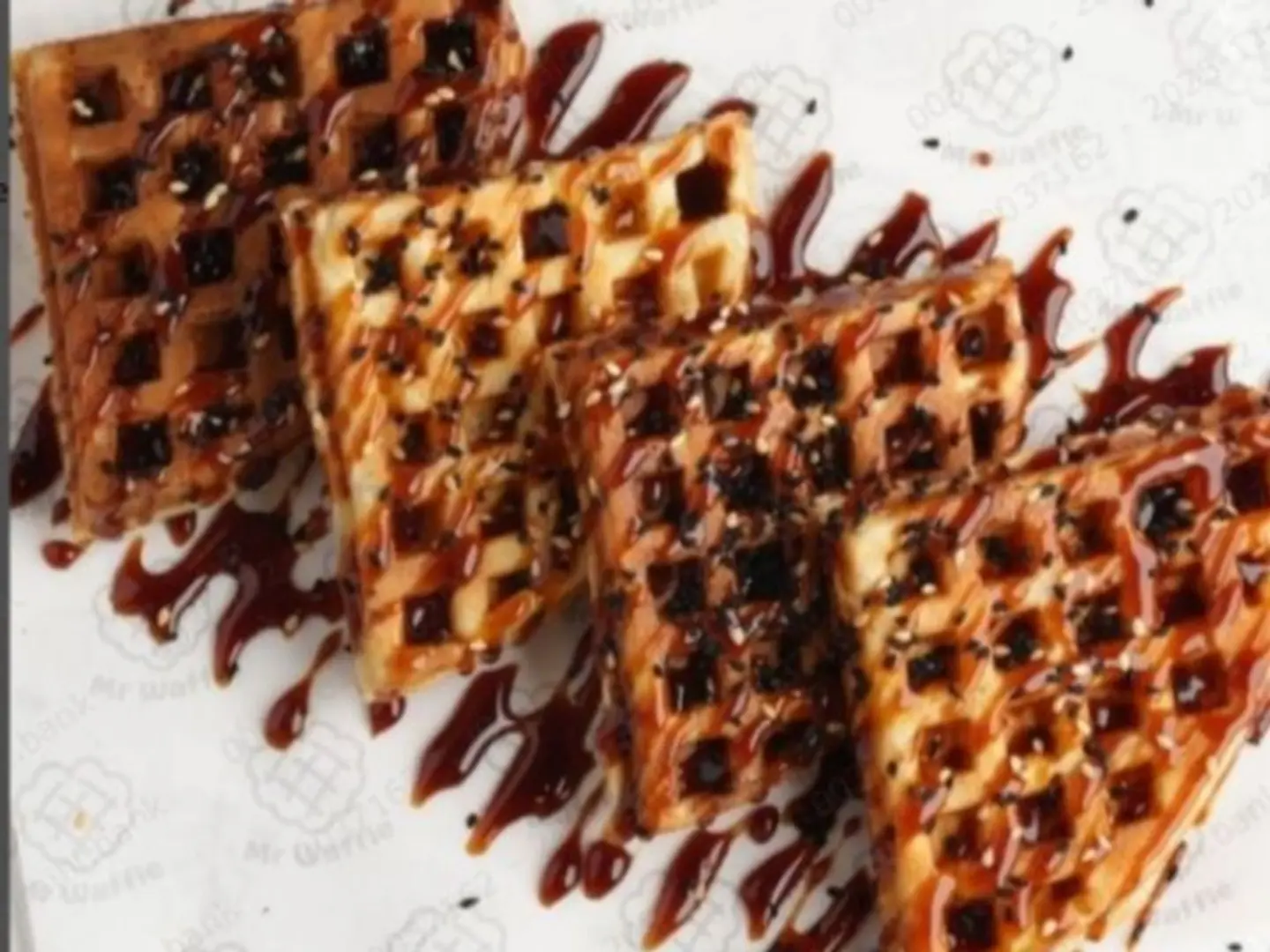 وافل بـدبس التمر الحساوي وقهوة