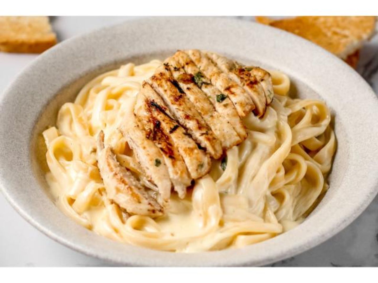 Cheesy Pasta With Chicken And Rich Cream