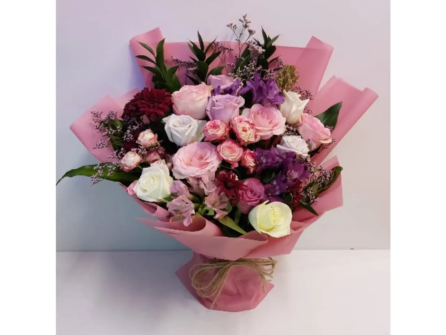 1028 Base Bouquet Of 10 Mixed Roses ,2 Pink Baby Roses ,2 Astramaria With Accessories