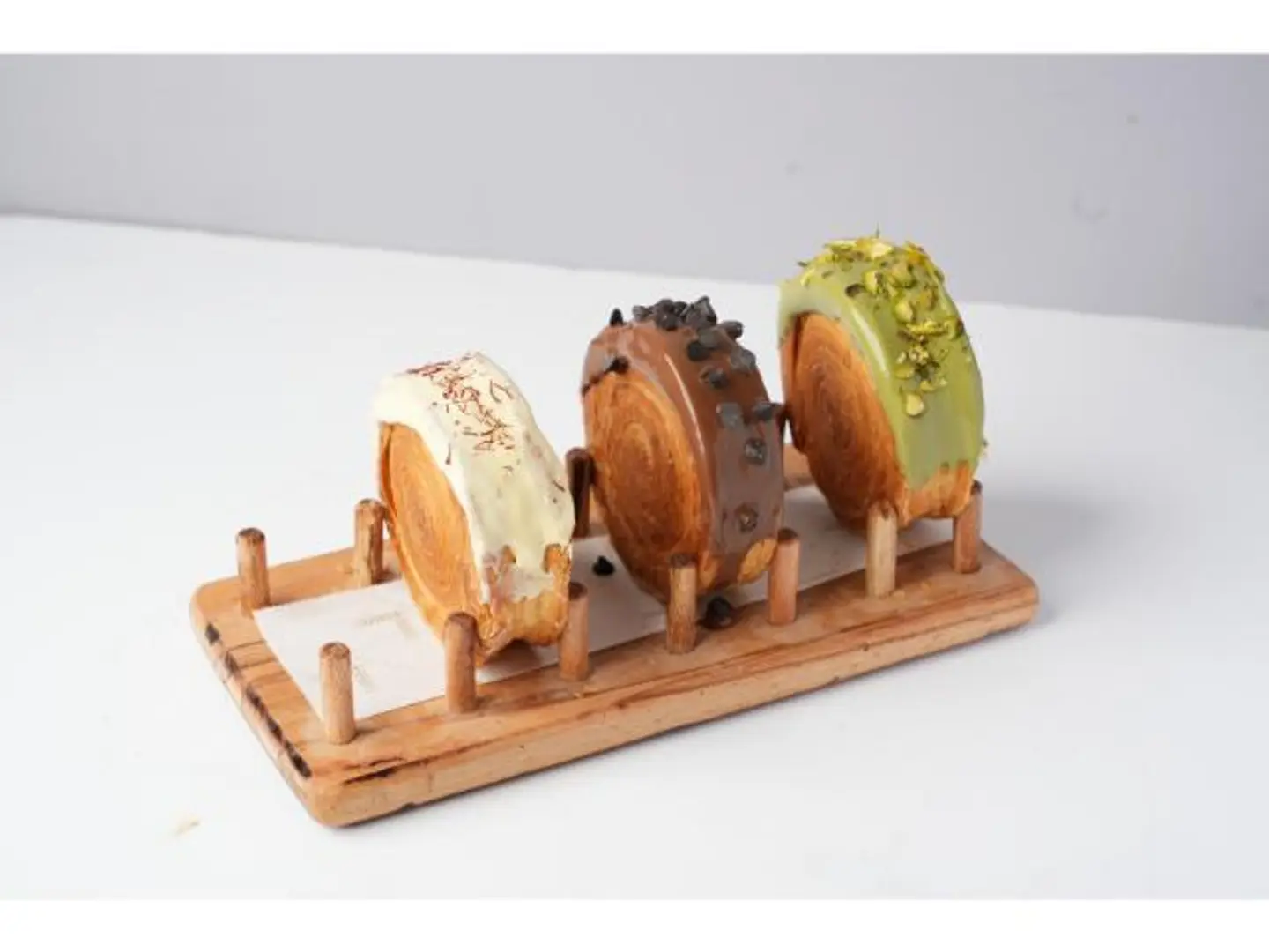 كرو رول ( فستق - نوتيلا - لوتوس )