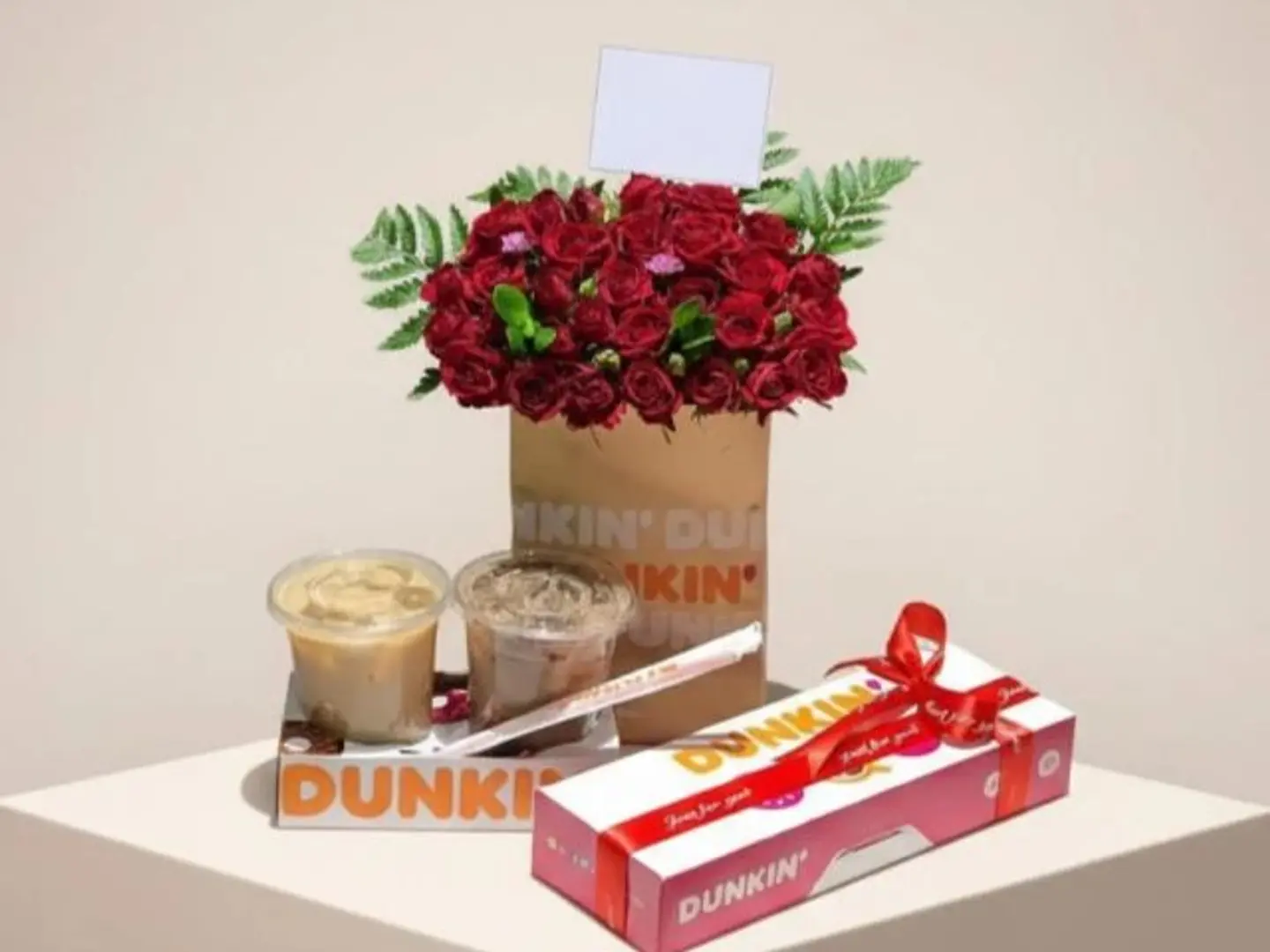 تنسيق فاخر من الورد مع قهوة