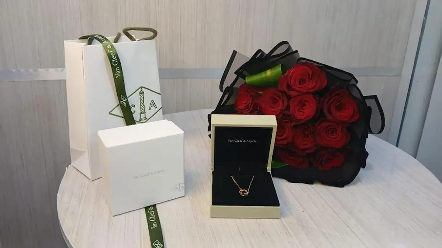 بوكية وهدية _الورد الطبيعي مع سلسال فان