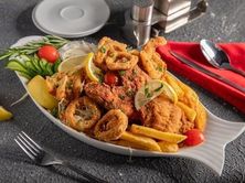 طبق مشكل مأكولات بحرية مقلي