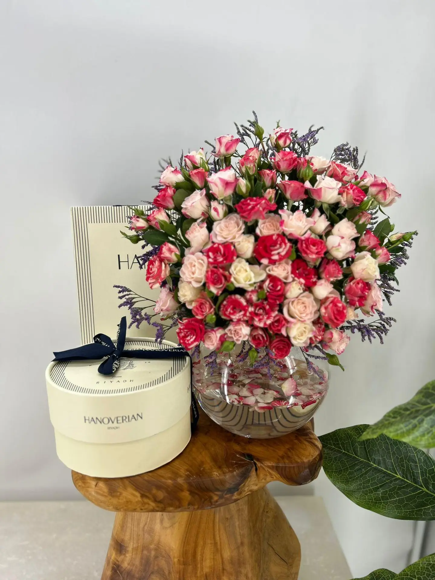 A Double Colored Vase With Hanouferin