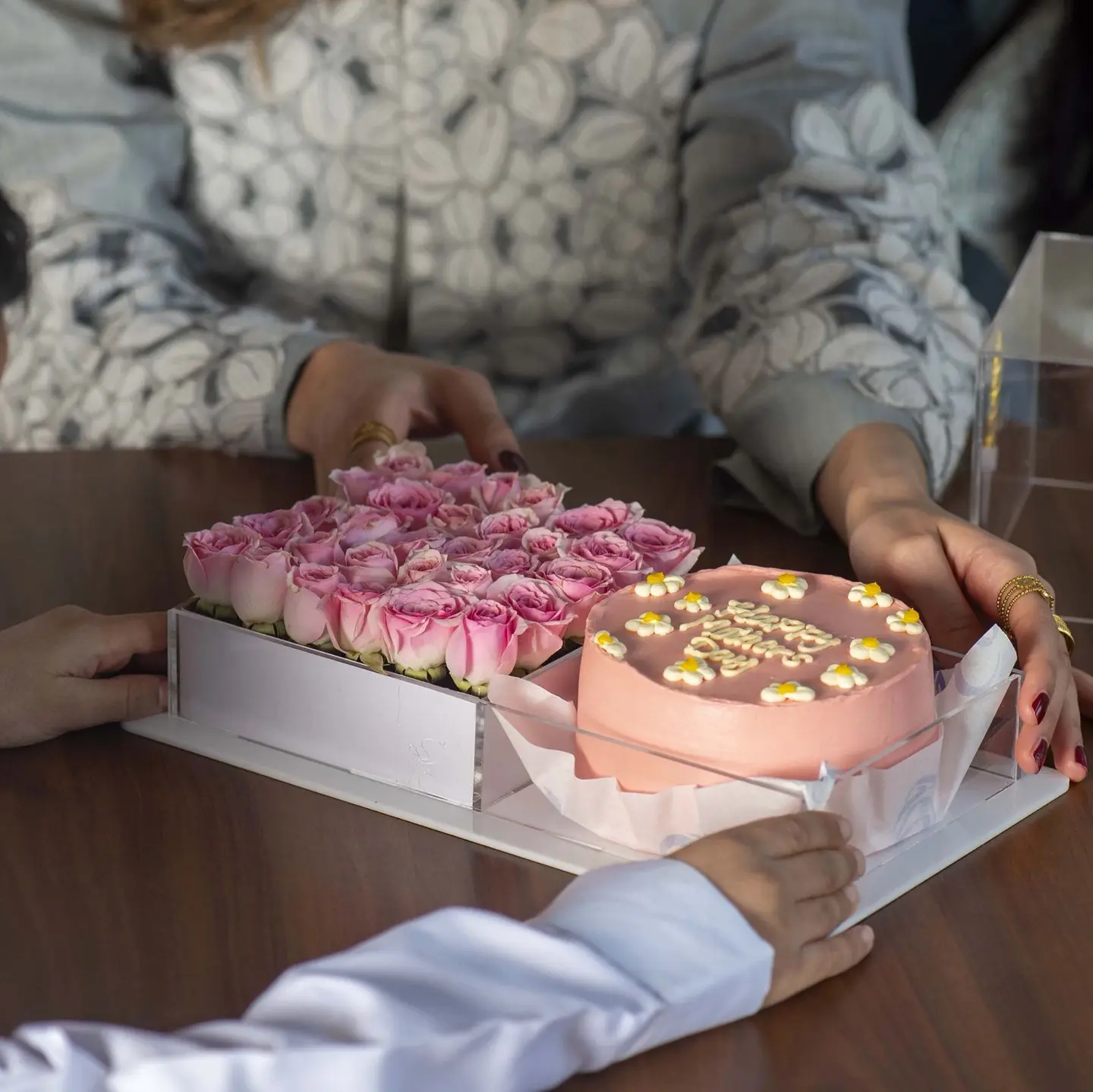 كيك 4 انش عيد الام مع ورد طبيعي وبوكس اكريلك