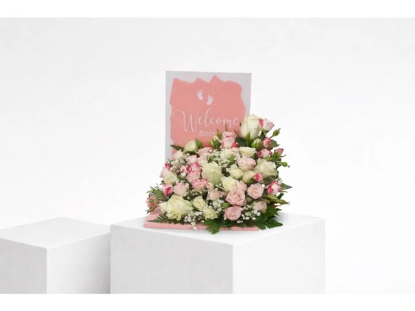 استاند مولودة مع الورود الطبيعية