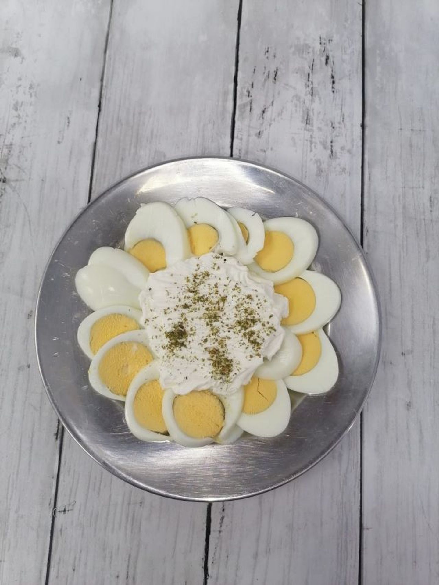 طبق بيض مسلوق باللبنة