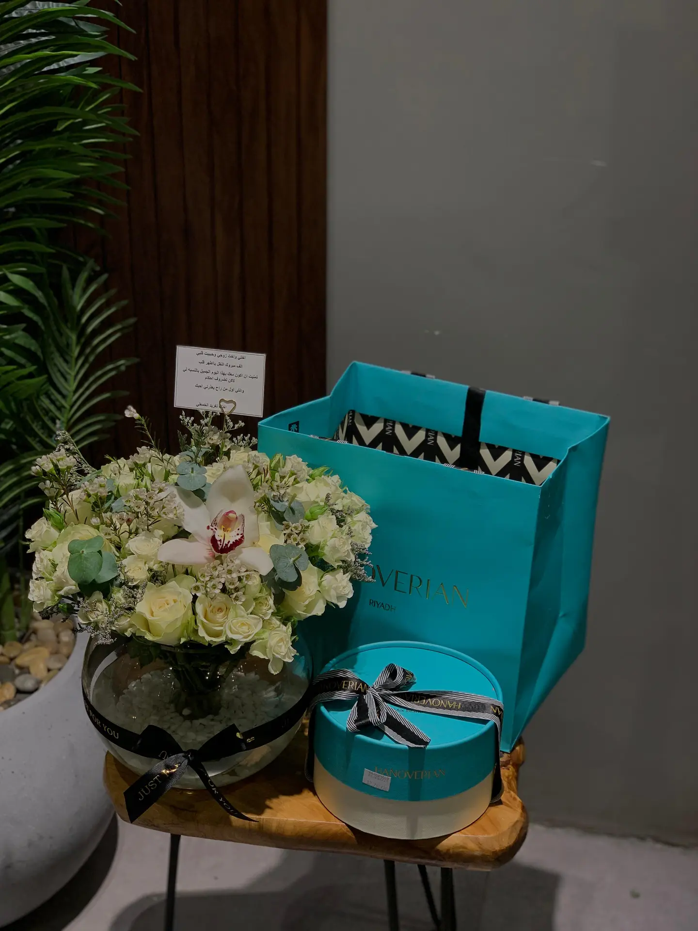 Edem Vase With Chocolates