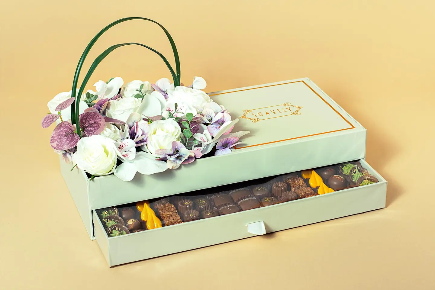 Sahab Box With Assorted Chocolate Roses