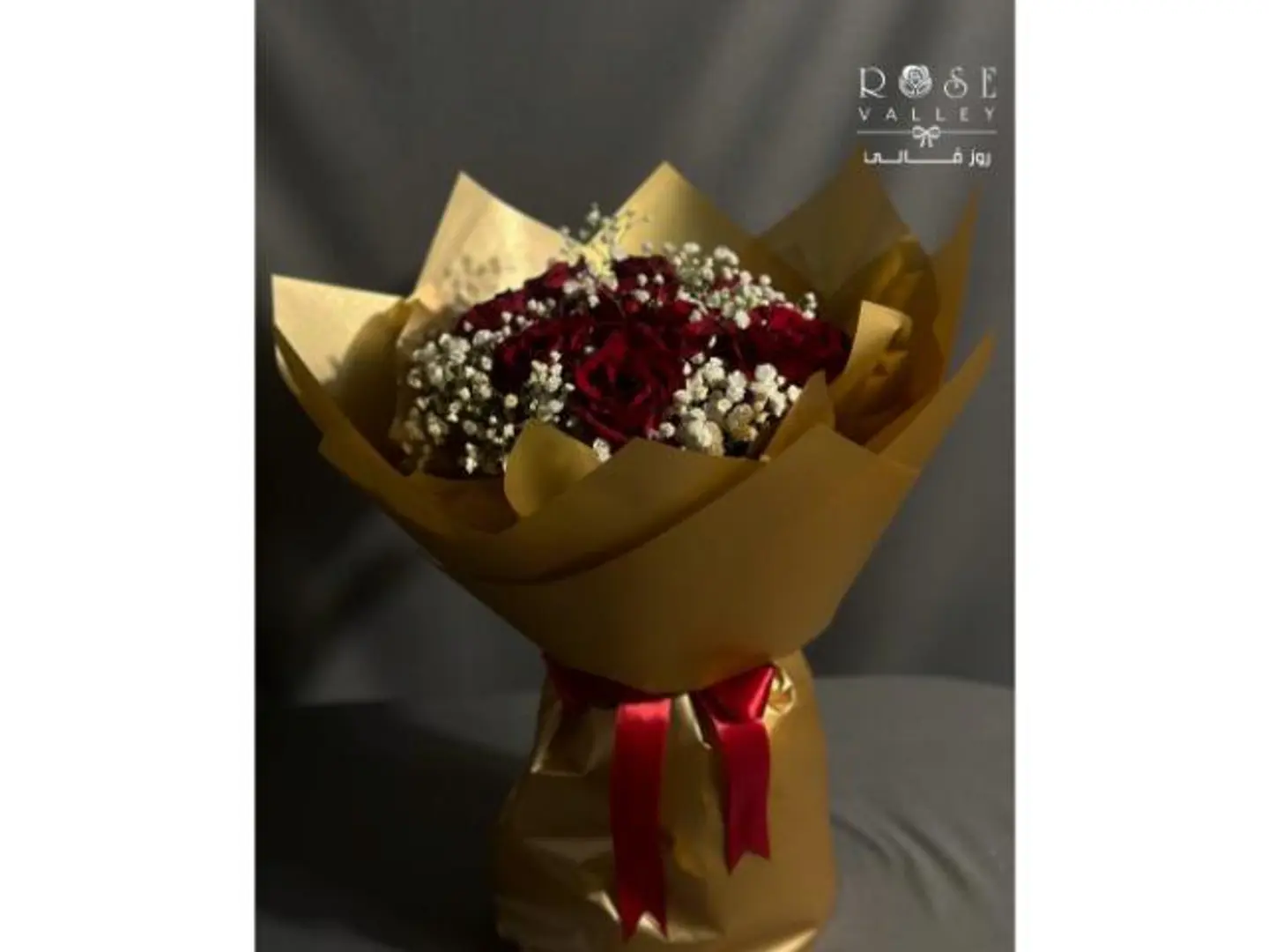باقة تغليف ذهبي مع روز أحمر