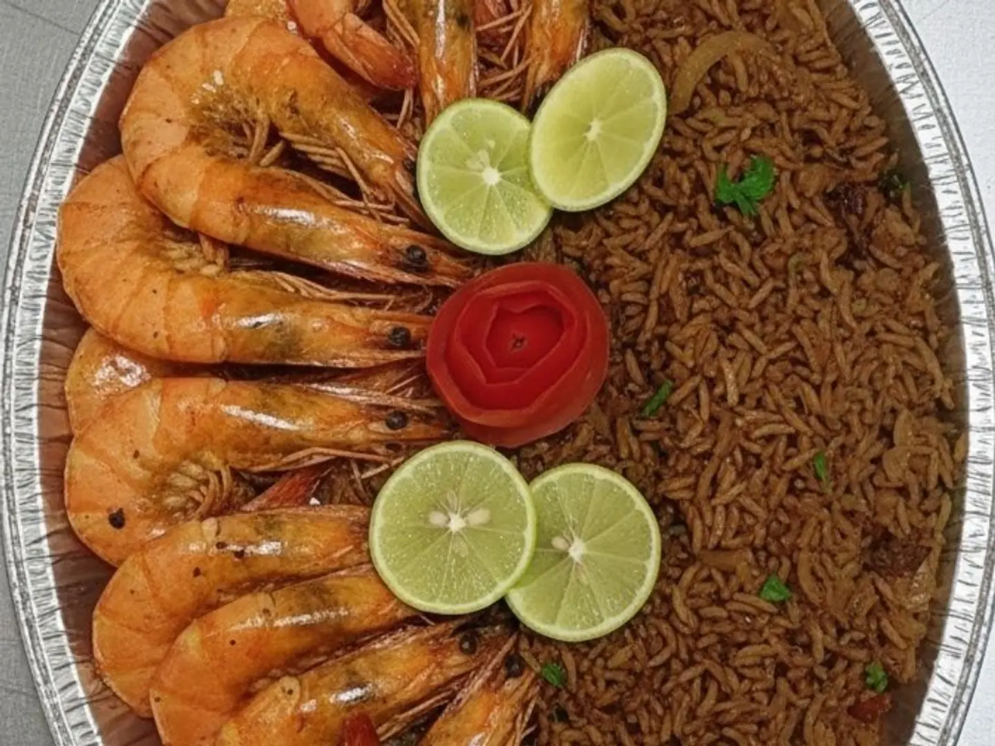 وجبه جمبري مشوي مع أرز وصلطه