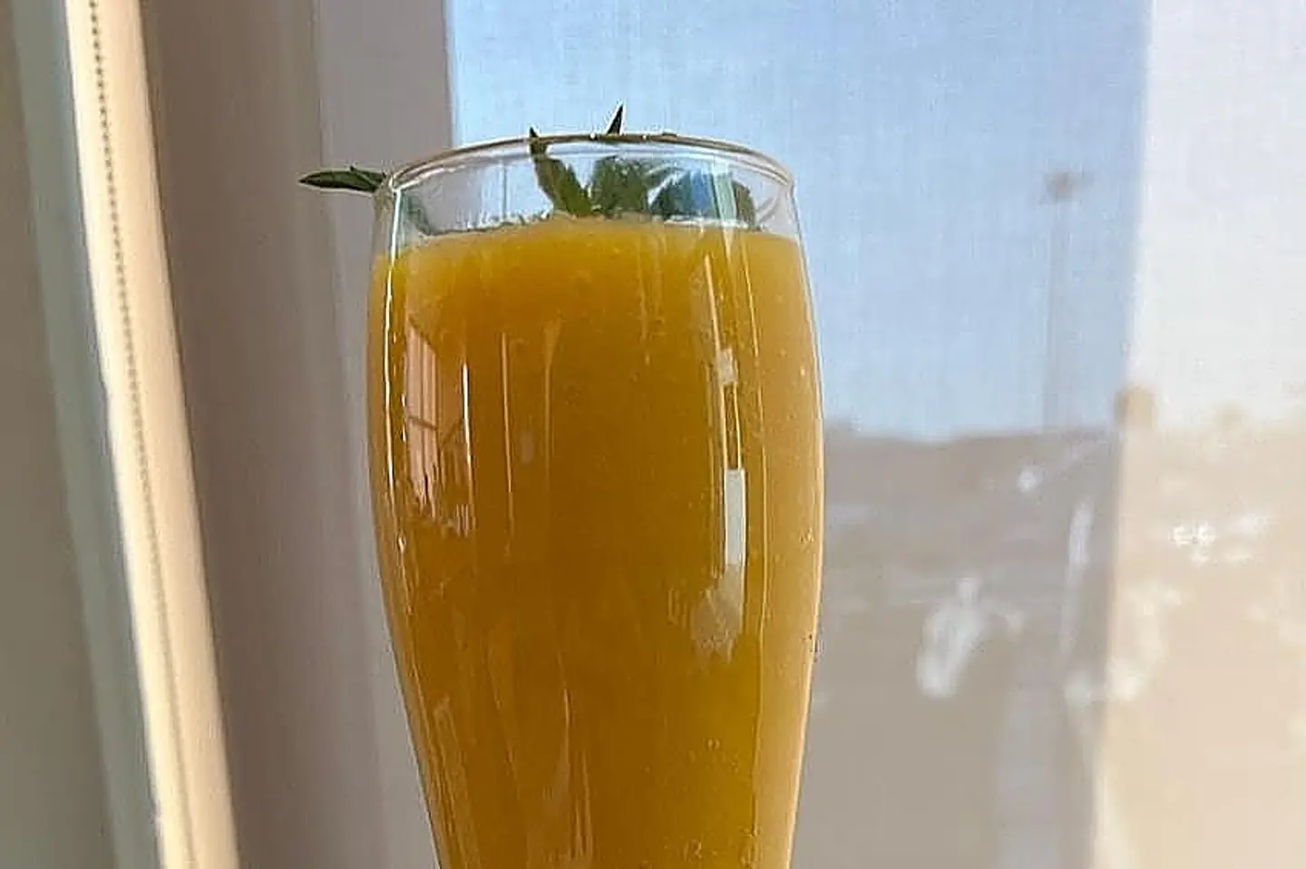 سموثي المانجو والريحان