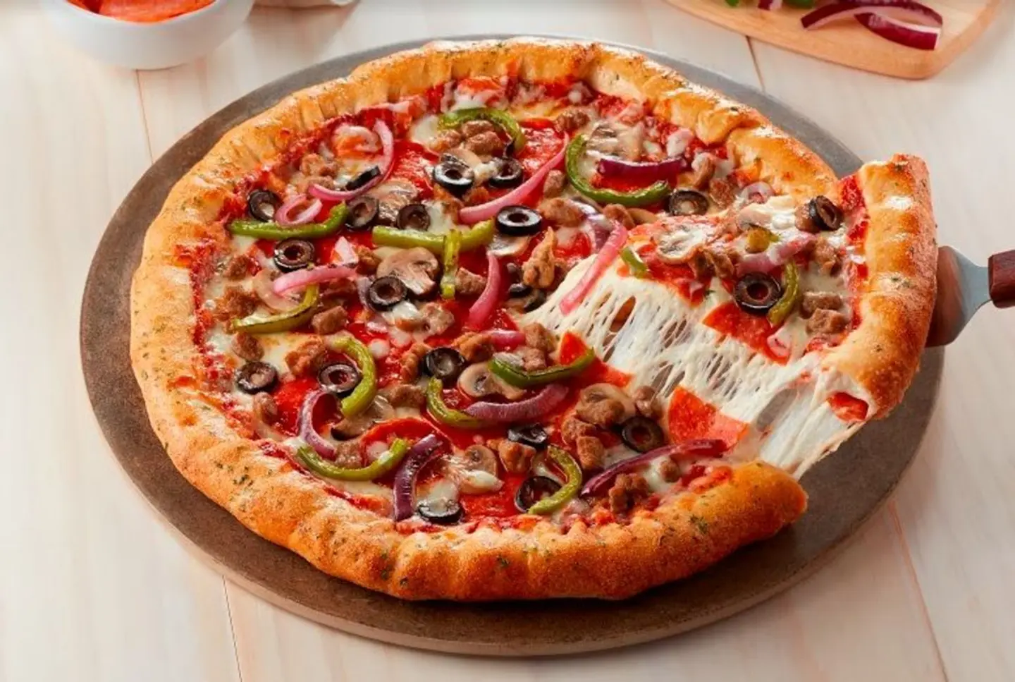 بيتزا بيبروني مع قطع دجاج