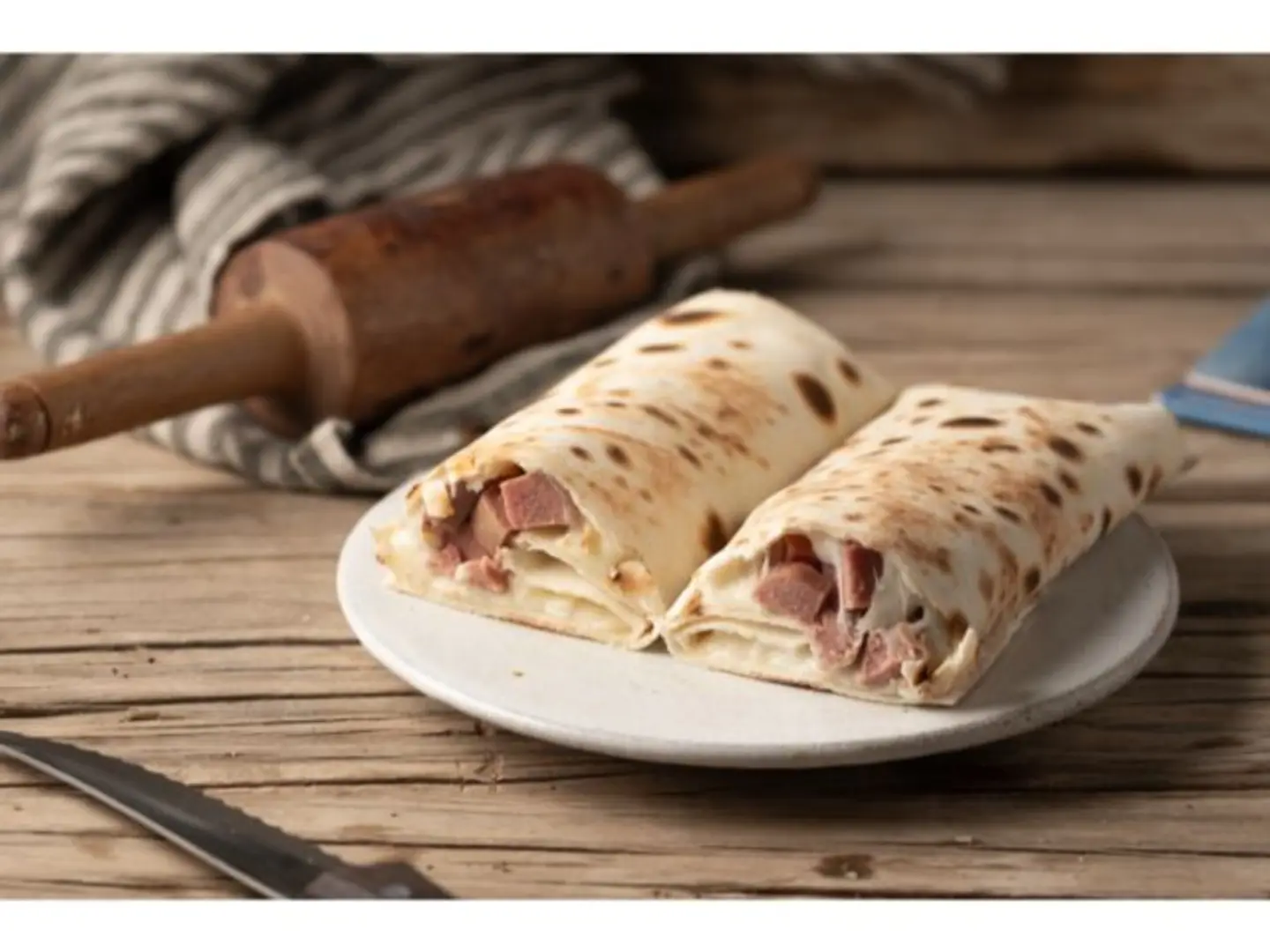 منقوشة نقانق بالجبن