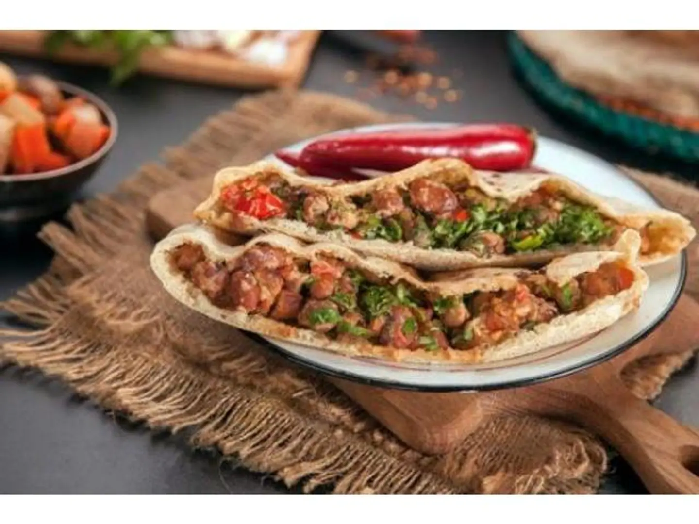 ساندوتش فلافل مع فول