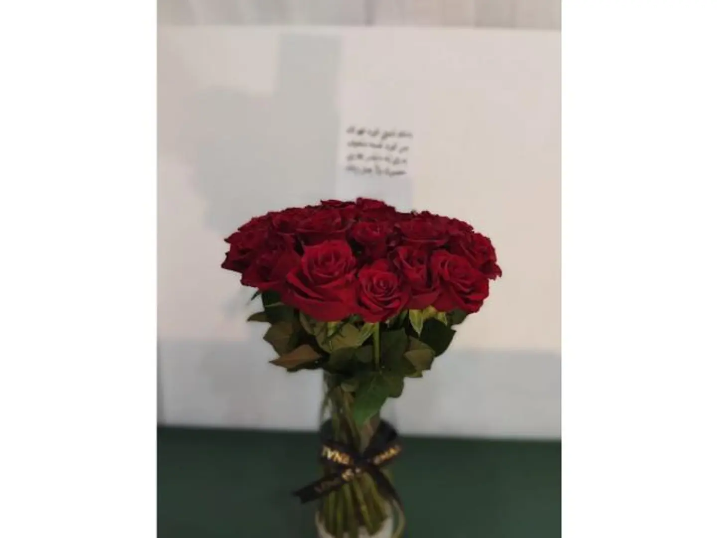 فازه انيقه مع ورد جوري جميل ولطيف