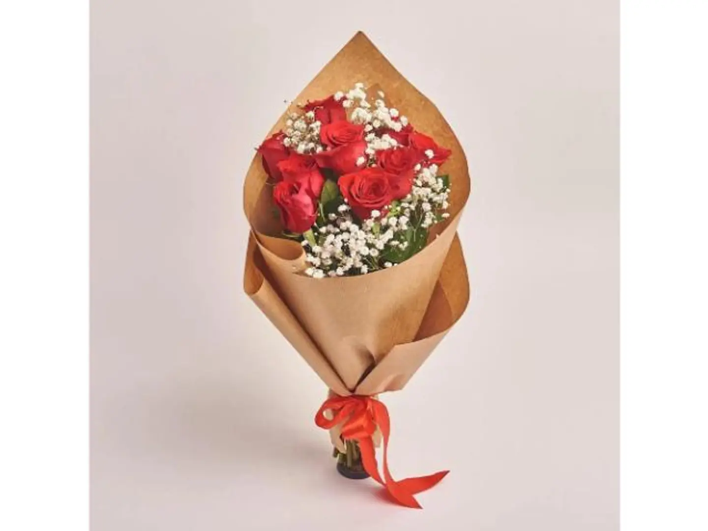 بافة ورد أحمر مع جبتسوفيلا بيضاء