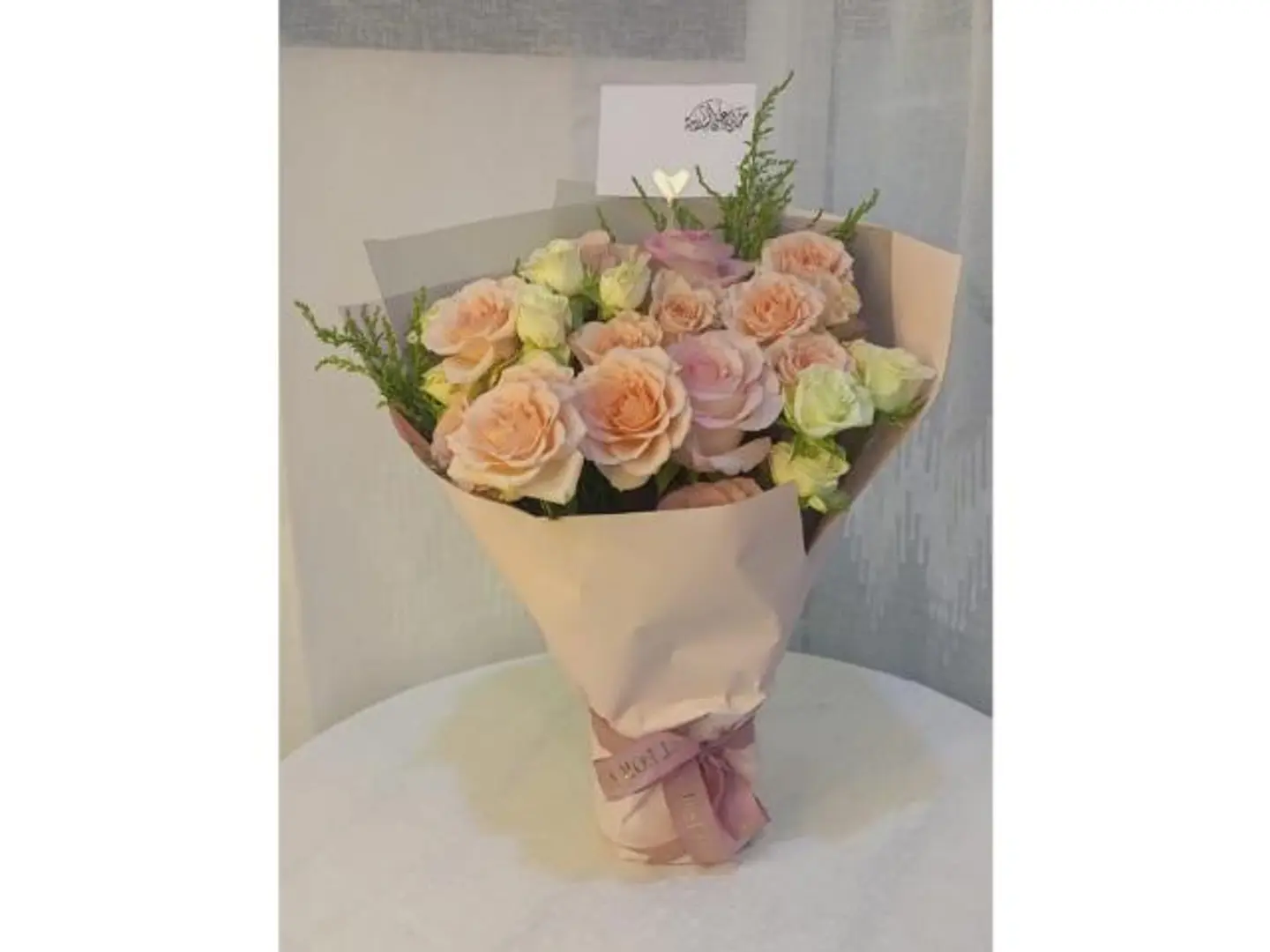 باقة اللطف مع ورد الجوري