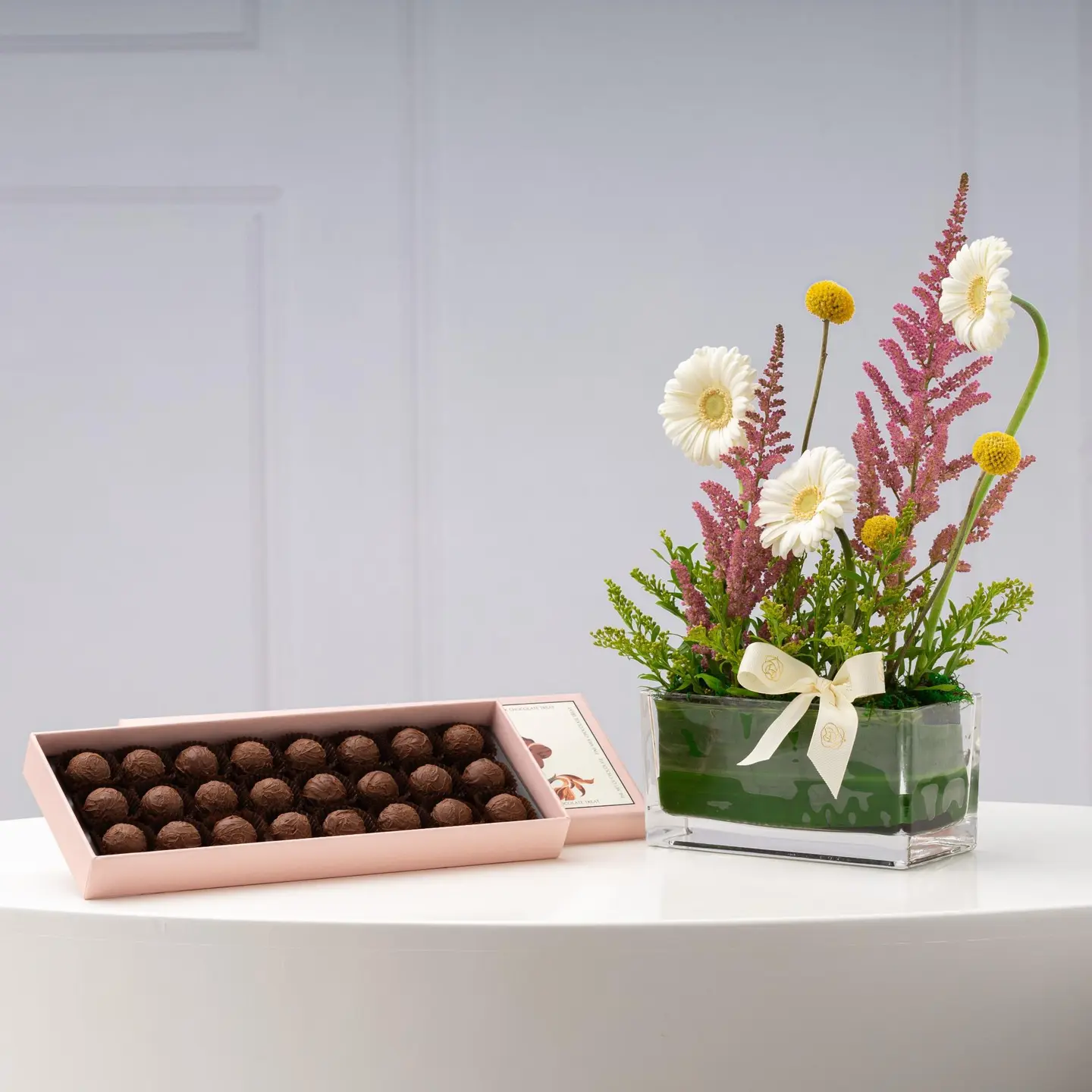 فازة ورد الربيع المزهر مع شوكولاتة - ورد منوع