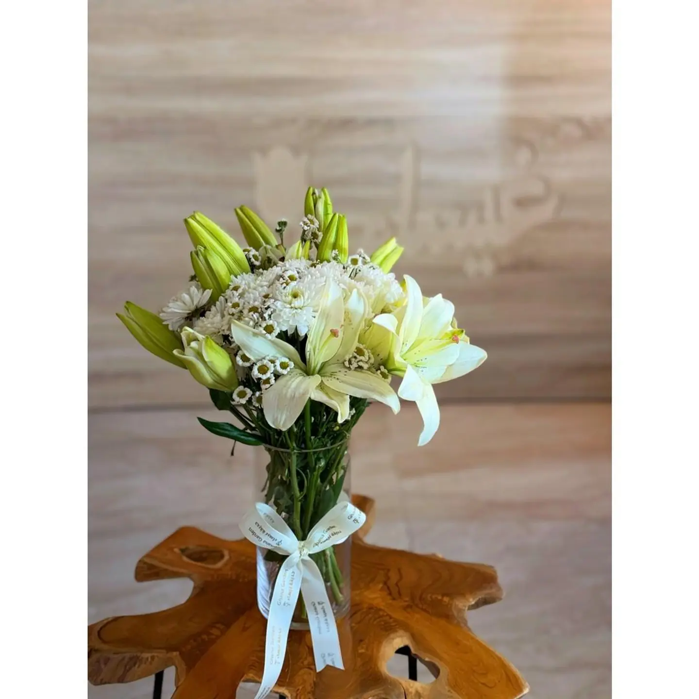 فازة الليليوم الأبيض الهادئة