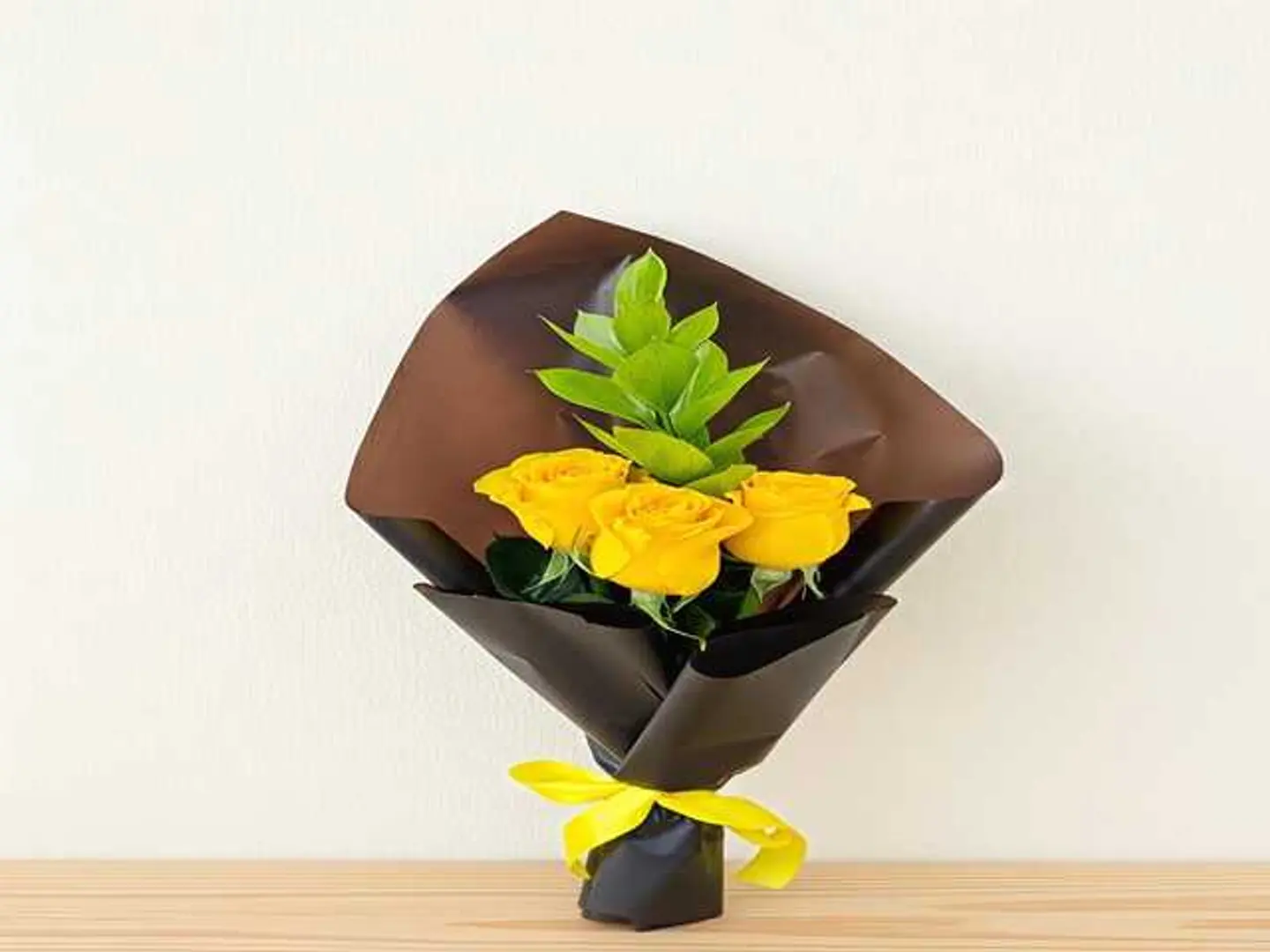 ثلاث وردات مع خضرة واحدة