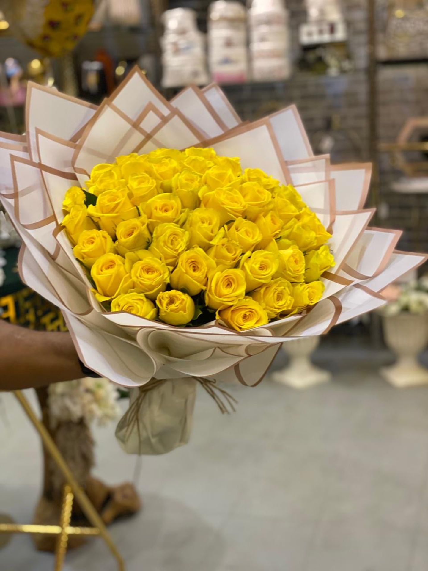 باقة الجوري الاصفر بالغلاف الابيض