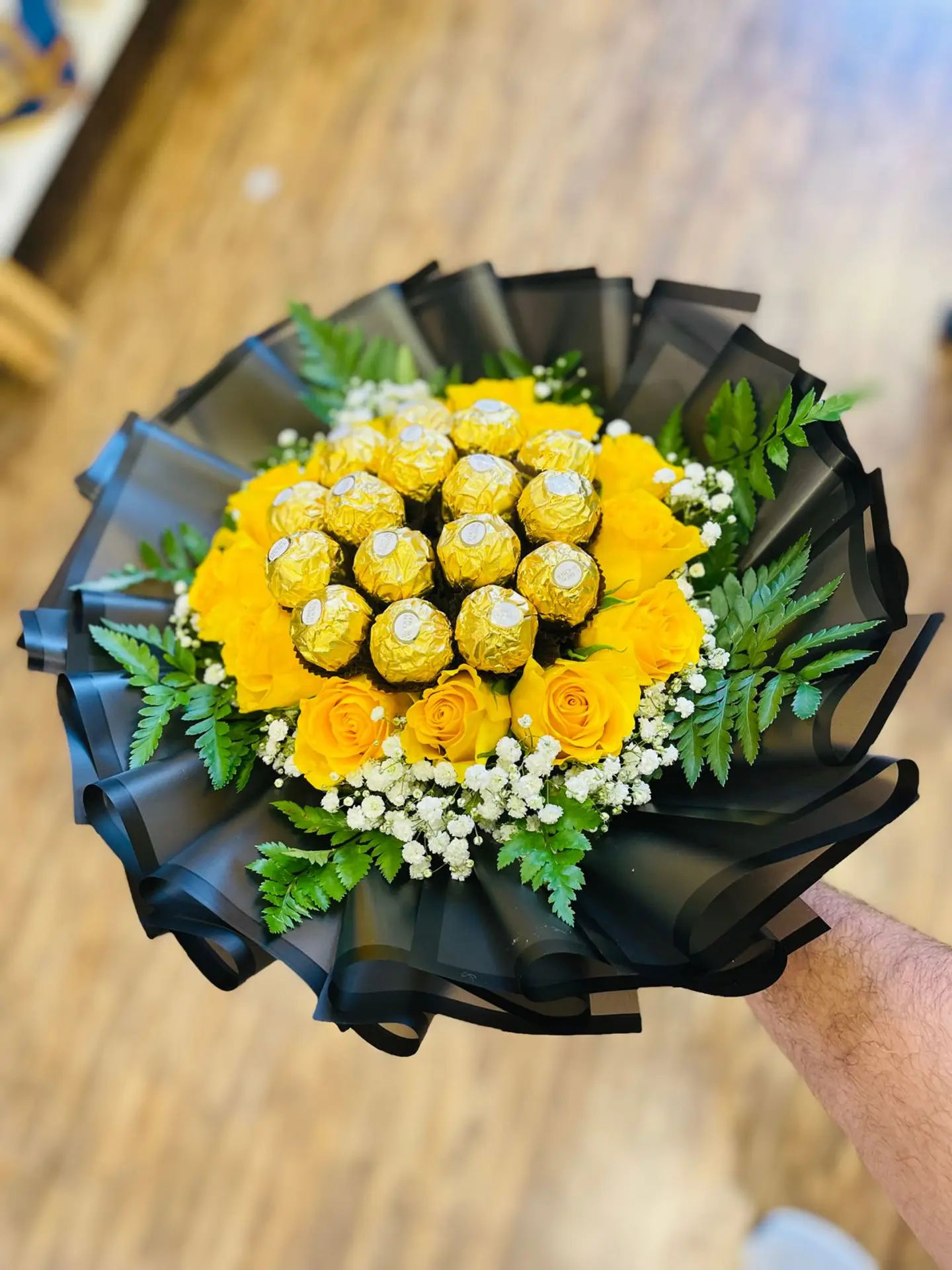 Bouquet Code 1020, Yellow Roses With Chocolate
